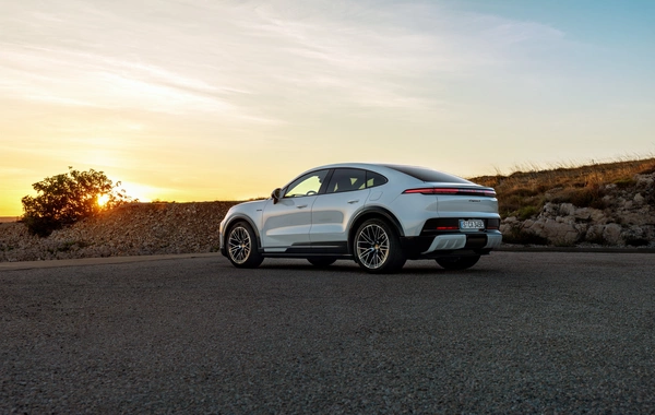 İkonadan ilhamlanıb: Yeni Porsche Cayenne Coupe Electric