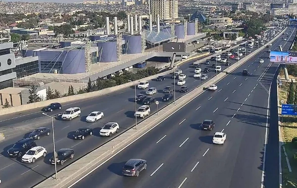 Bakının bir sıra yollarında nəqliyyatın sıxlığı müşahidə olunur