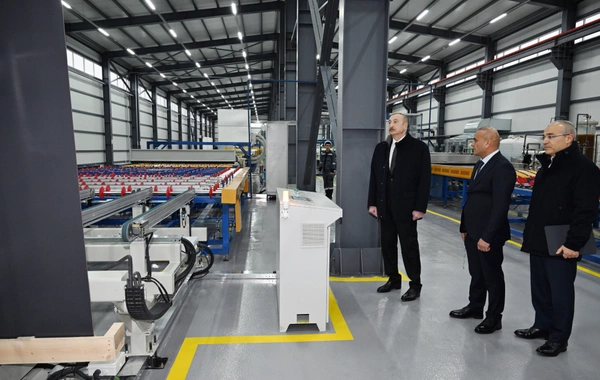Prezident İlham Əliyev Sumqayıt Sənaye Parkında güzgü vərəqələrin istehsalı zavodunun açılışında iştirak edib