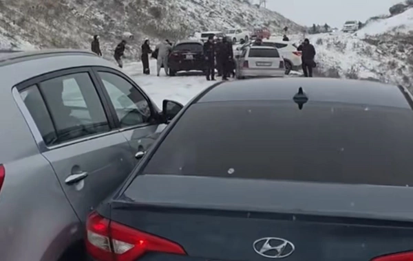 Bakıdan Xızıya gedən yolu buz bağlayıb, MAŞINLAR YOLDA QALDI