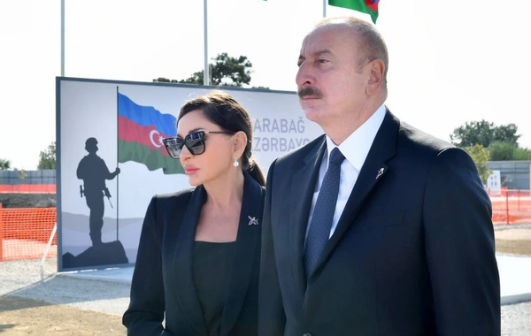 İlham Əliyev və Mehriban Əliyeva Anım Günü ilə əlaqədar Bakıdakı Zəfər parkında olublar