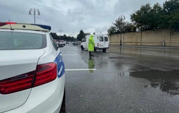 Yol polisi küləkli hava ilə bağlı sürücülərə müraciət edib