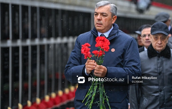 Rəsmilər Şəhidlər xiyabanında