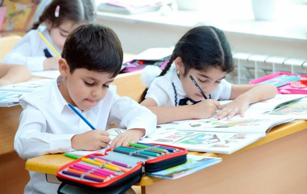 Nazirdən QƏRAR: Məktəblərdə dərs vaxtı telefondan istifadə QADAĞAN EDİLDİ