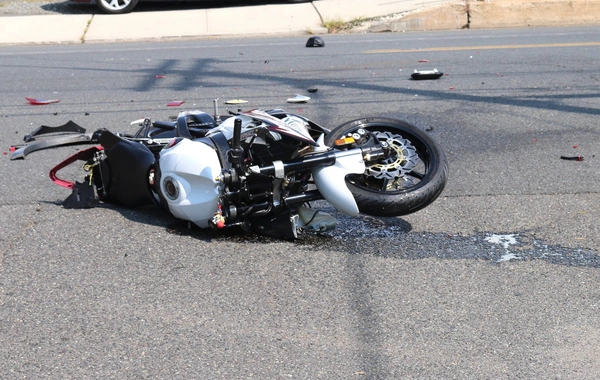 Bakıda moped avtomobillə toqquşub, ölən var