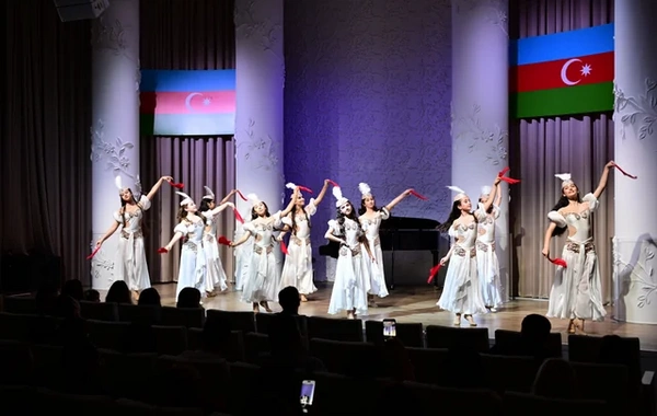 Leyla Əliyeva və Alyona Əliyeva Müstəqillik Gününə həsr olunmuş konserti izləyiblər