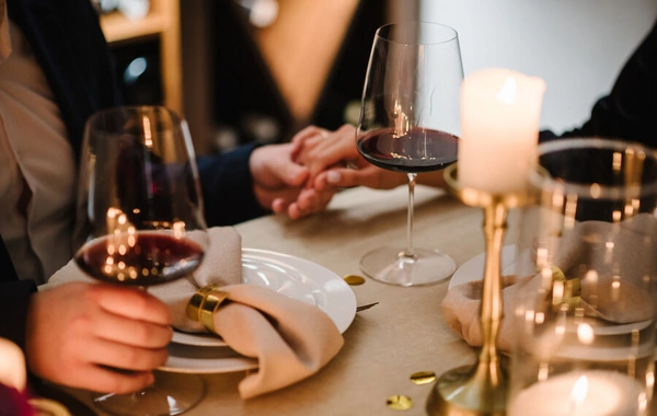 Britaniyalı qadın 15 il ərzində internetdə qadınları kişi kimi aldadıb