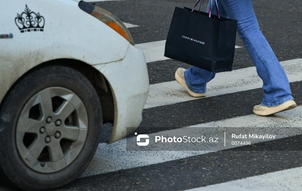 Piyada zolaqda gözləyir, sürücüyə cərimə gəlir