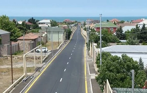 Maştağada avtomobil işıq dirəyini aşırıb: Onlarla ev işıqsız qalıb