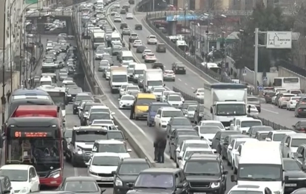 Bakı-Sumqayıt yolunda böyük tıxac: Düz bir saat 45 dəqiqədir ki, burada qalmışıq