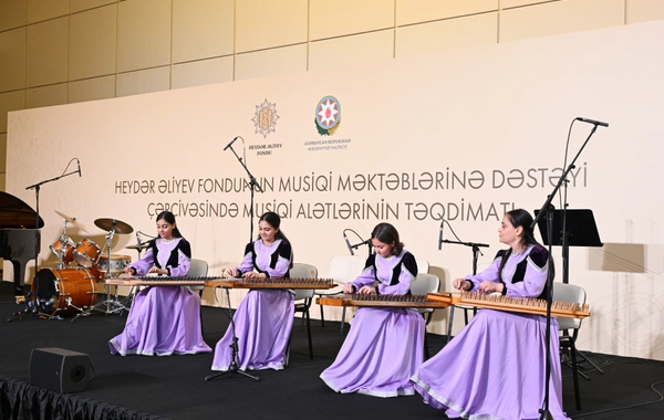 Heydər Əliyev Fondunun dəstəyi ilə alınan musiqi alətlərinin təqdimatı olub Heydər Əliyev Fondunun dəstəyi ilə alınan musiqi alətlərinin təqdimatı olub
