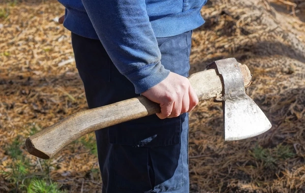 В Баку мужчина зарубил жену топором, после чего повесился