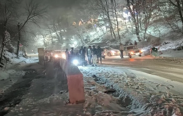 Сильный снегопад обрушился на Азербайджан, парализовав движение транспорта