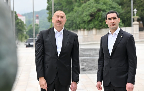 Prezidentlər Şuşada Azərbaycanın tanınmış şəxsiyyətlərinin işğal dövründə güllələnmiş büstlərinə baxıblar