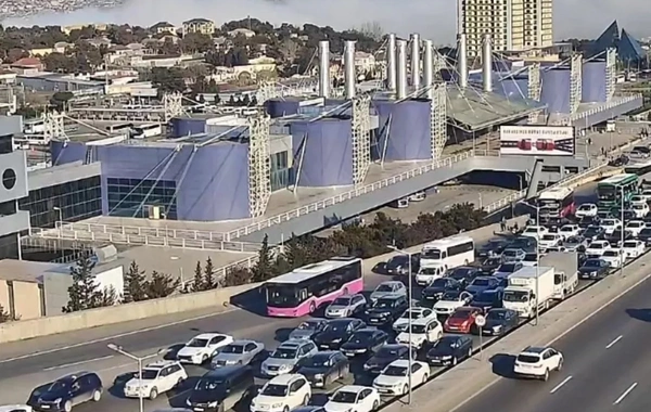 Bakının bir sıra yollarında tıxac yaranıb