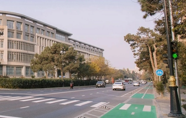 Parlament prospektində yeni piyada keçidi istifadəyə verilib