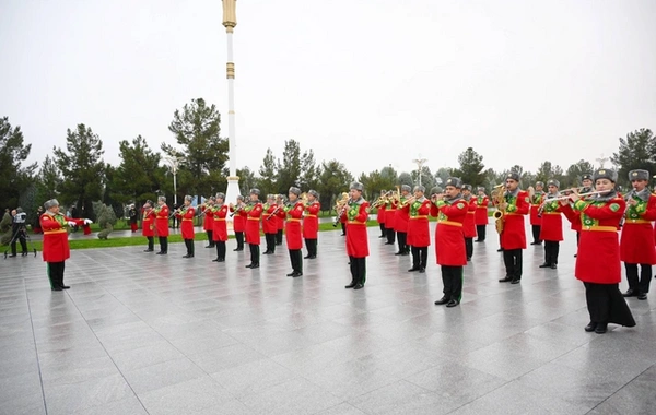 Əli Əsədov Aşqabadda Neytrallıq Abidəsini ziyarət edib