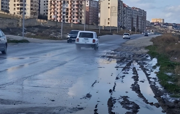 Masazırda kanalizasiya borusu DAŞDI - Magistral yolu çirkab suyu basdı