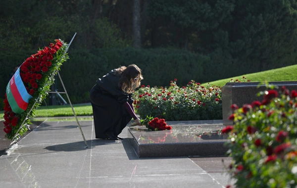 Ilham Aliyev and Mehriban Aliyeva visited the grave of the national leader Heydar Aliyev