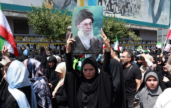 Tehranda yüz minlərlə insan küçələrə çıxdı