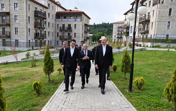 İlham Əliyev və Sərdar Berdiməhəmmədov Şuşa şəhərində inşa edilmiş birinci yaşayış kompleksində olublar