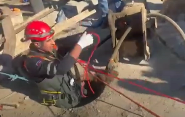 Bakı sakini kanalizasiya quyusuna düşdü