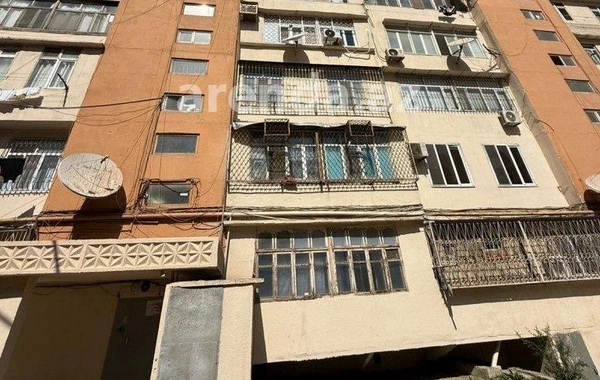 Bakıda oğlunu öldürən qadın özünü binadan atdı