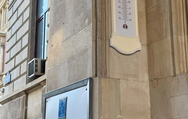 Bakı Şəhər İcra Hakimiyyətinin qarşısında civəli termometr bərpa edilib
