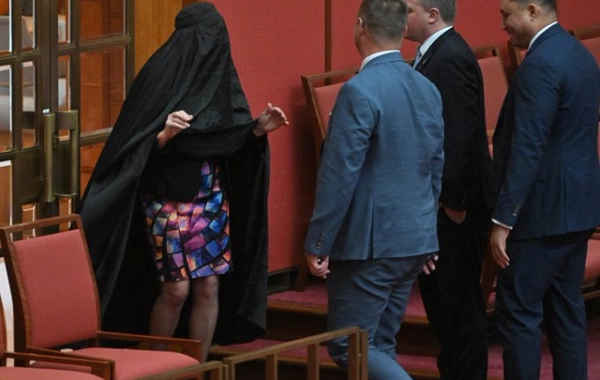 Avstraliyada parlamentə qara çarşafla daxil oldu