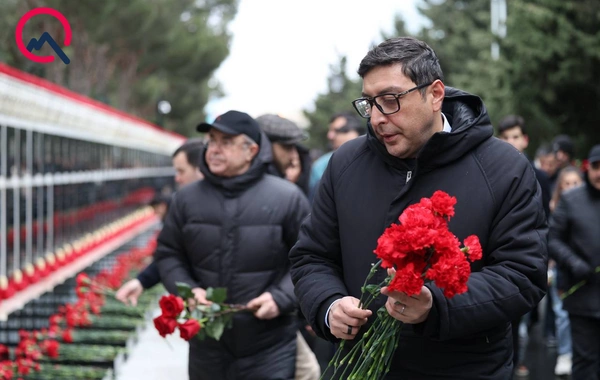 Rəsmilər Şəhidlər xiyabanında