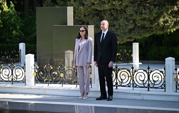 Ильхам Алиев и Мехрибан Алиева посетили могилу великого лидера Гейдара Алиева