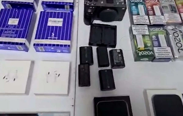 Mobil telefonda və ayaqqabılarda gizlədilmiş qızıl külçələr aşkarlandı