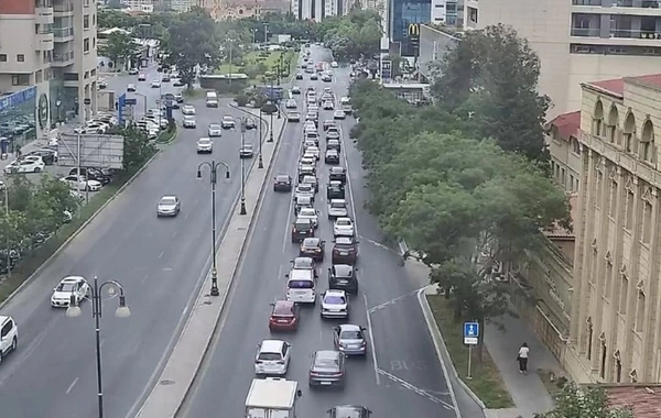 Bakının bir sıra yollarında nəqliyyatın hərəkəti çətinləşib