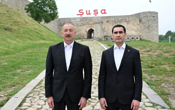 Prezidentlər Şuşada Azərbaycanın tanınmış şəxsiyyətlərinin işğal dövründə güllələnmiş büstlərinə baxıblar