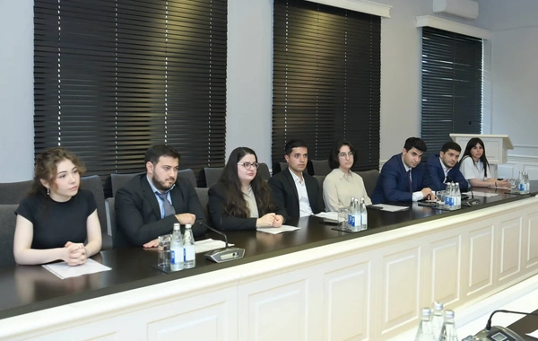 Emin Əmrullayev rəqəmsal texnologiyalar sahəsi üzrə Dövlət Proqramı məzunları ilə görüşüb