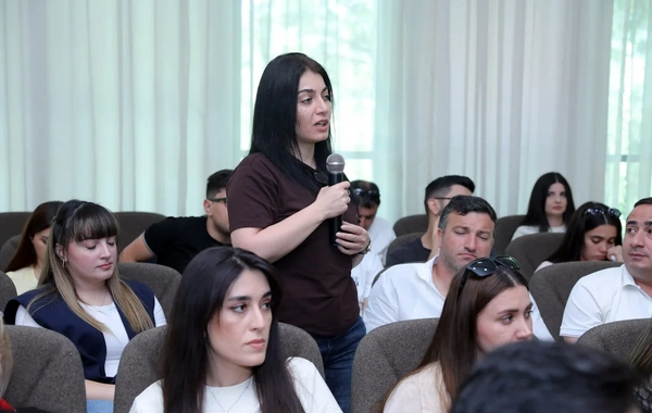 Gənc media nümayəndələri SOCAR-ın yaşıl enerji planı ilə tanış oldular