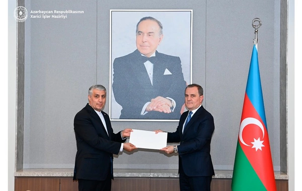 Ceyhun Bayramov İranın yeni səfirinin etimadnaməsinin surətini qəbul edib