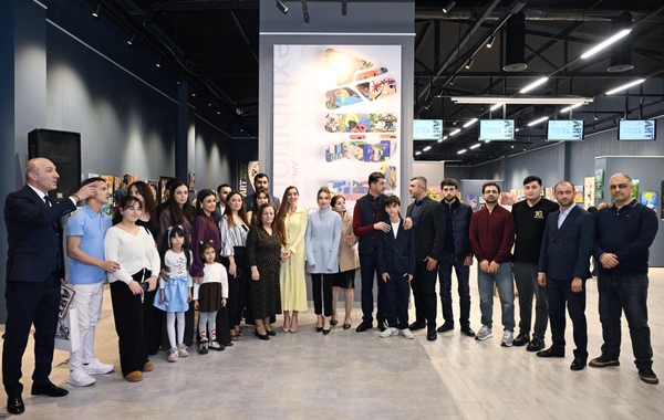 Arzu Əliyeva və Alena Əliyeva "Rənglərdə yaşanan 10 il" mövzusunda keçirilən sərgidə iştirak ediblər