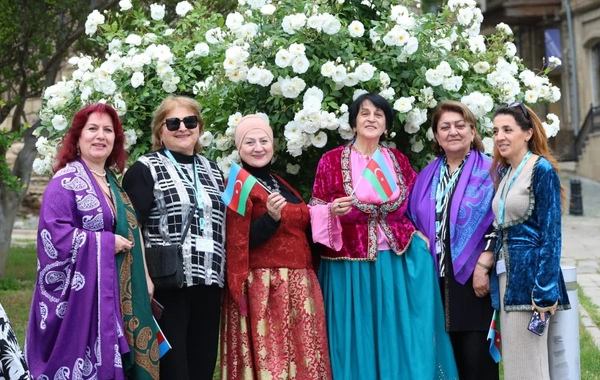 Bakının mərkəzində milli geyimlərdə gəzinti-yürüş təşkil olunub
