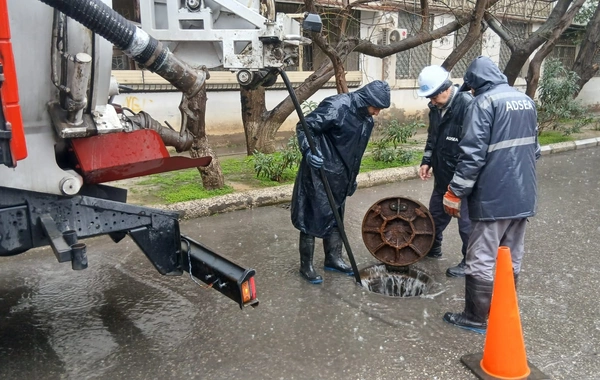 Bakıda bir sıra küçələr yağış sularından təmizlənir
