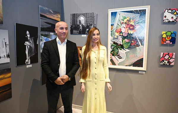 Arzu Əliyeva və Alena Əliyeva "Rənglərdə yaşanan 10 il" mövzusunda keçirilən sərgidə iştirak ediblər