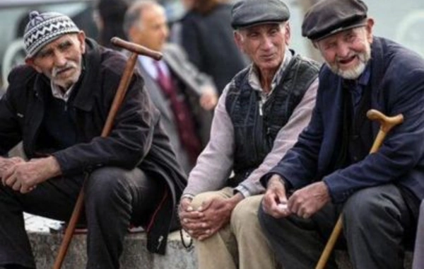 Ölkədə yaşlı əhalinin regionlar üzrə paylanması açıqlanıb