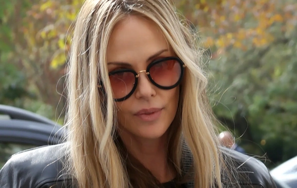 50 yaşlı Şarliz Teronun görünüşü müzakirələrə səbəb oldu