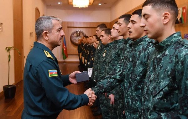 Elçin Quliyev xidməti-döyüş fəaliyyətində fərqlənən hərbi qulluqçuları təltif edib