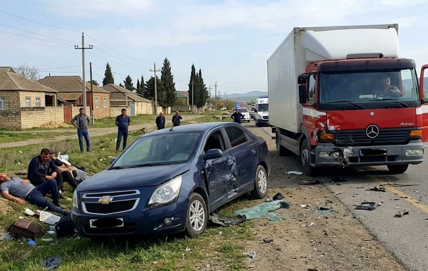 Azərbaycanda AĞIR QƏZA: Yük maşınının vurduğu avtomobil piyadalara çırpıldı - Ölənlər var