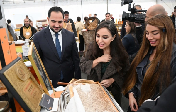 Leyla Əliyeva və Arzu Əliyeva arıçılıq məhsullarının sərgi-satış yarmarkasını ziyarət ediblər