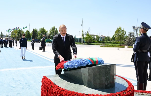 Prezident İlham Əliyev Daşkənddə Müstəqillik abidəsini ziyarət edib