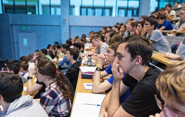 Ученые выяснили, как присутствие преподавателя влияет на учебу и настроение студентов