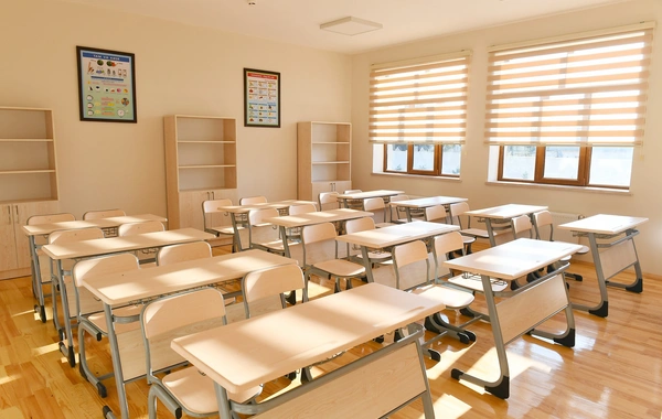 В Азербайджане некоторых учеников переведут в другие школы