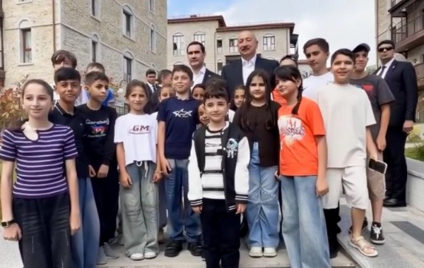Azərbaycan və Türkmənistan prezidentləri Şuşada gəzinti zamanı balaca sakinlərlə görüşüb